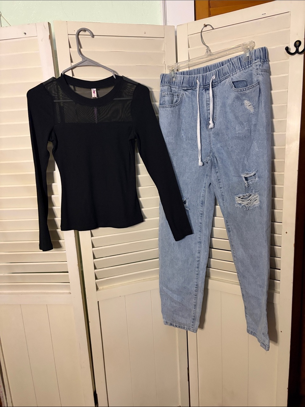 Two piece outfit including YMI drawstring waist jeans and a NWT Amazon top - Picture 1 of 3